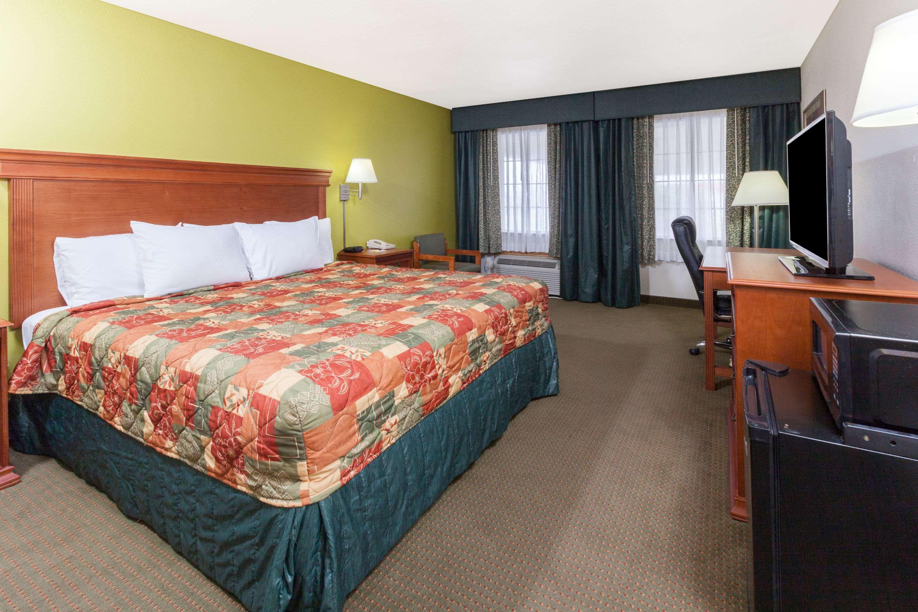 Days Inn By Wyndham Shawnee Exterior photo