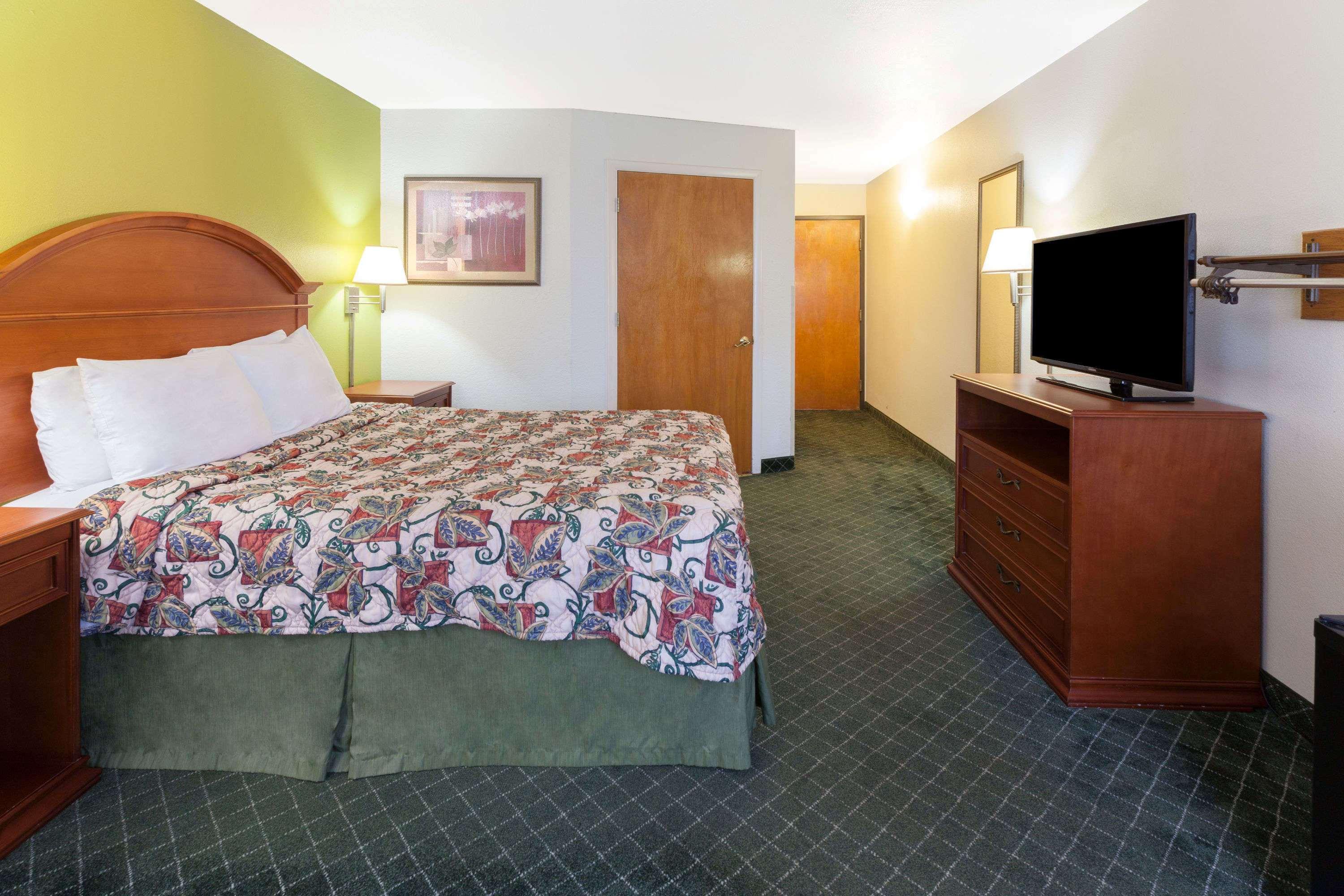 Days Inn By Wyndham Shawnee Exterior photo